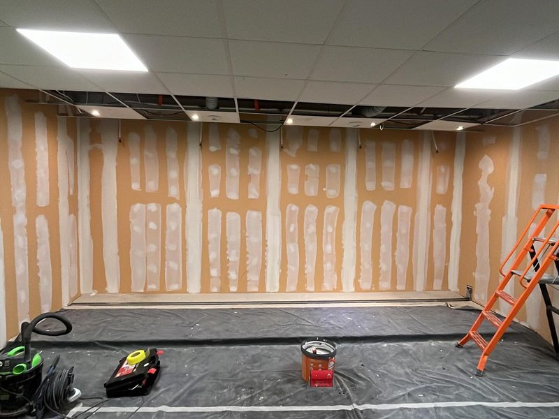 Plaques hydrofuges posées dans le vestiaire, bandes à joint et enduit en cours
